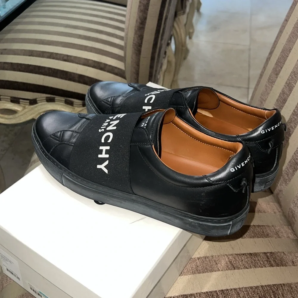 Givenchy - Picture 3 of 5